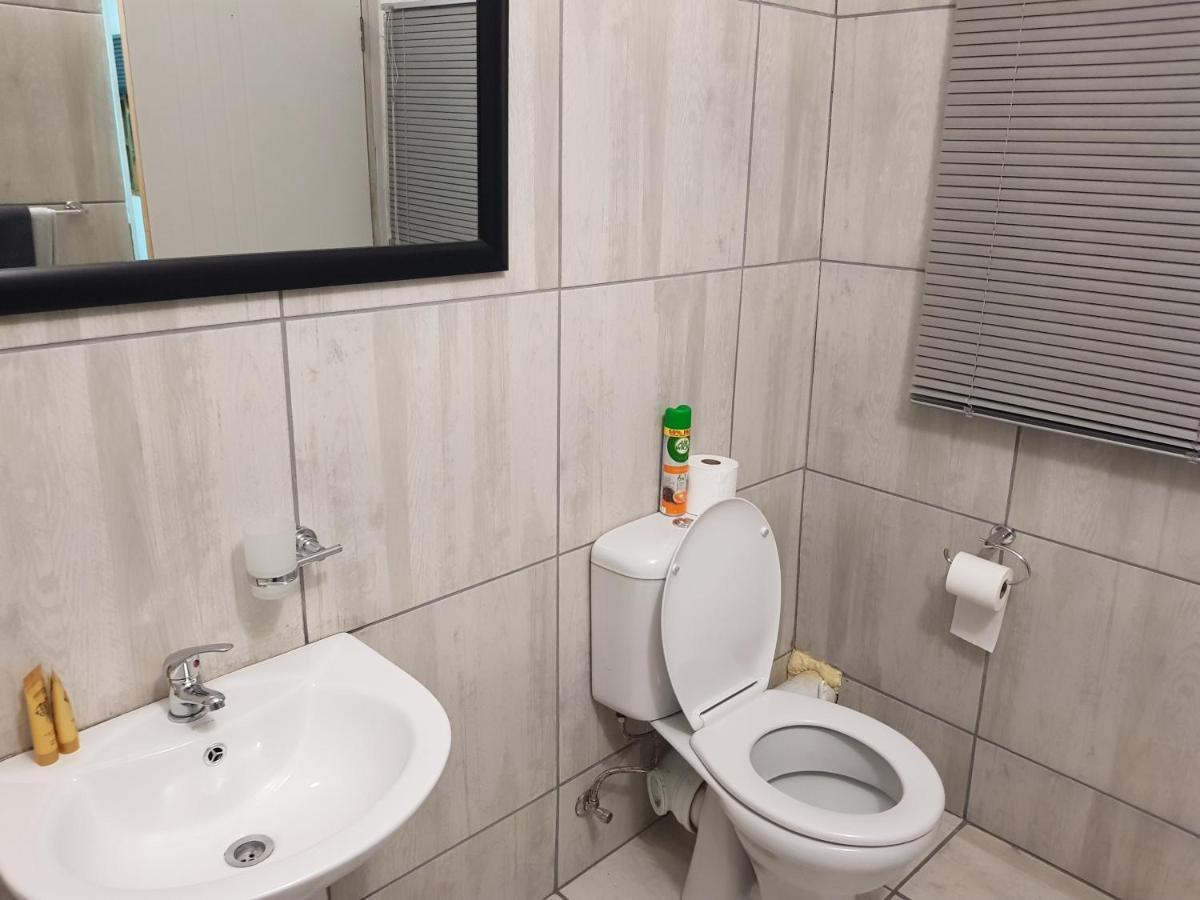 Good 2 Go Guest House 伯诺尼 外观 照片