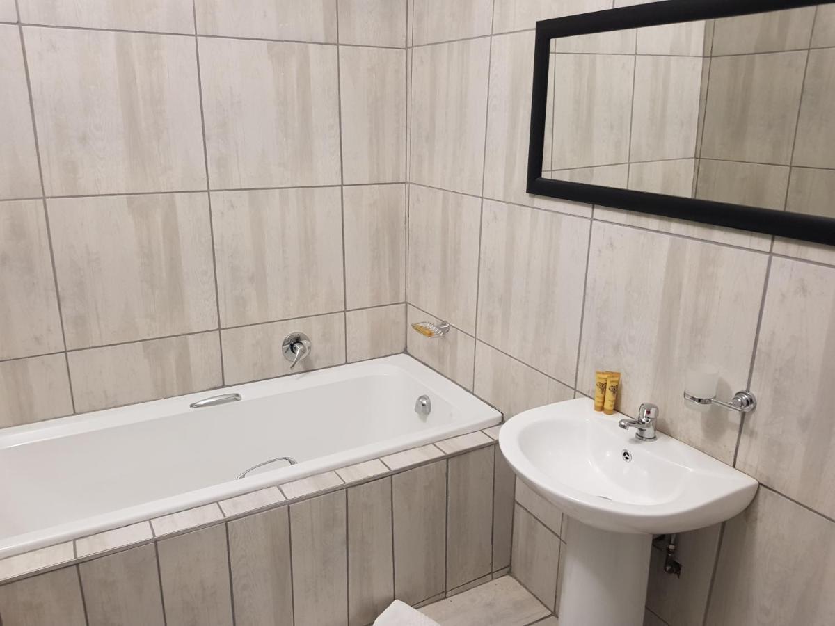 Good 2 Go Guest House 伯诺尼 外观 照片
